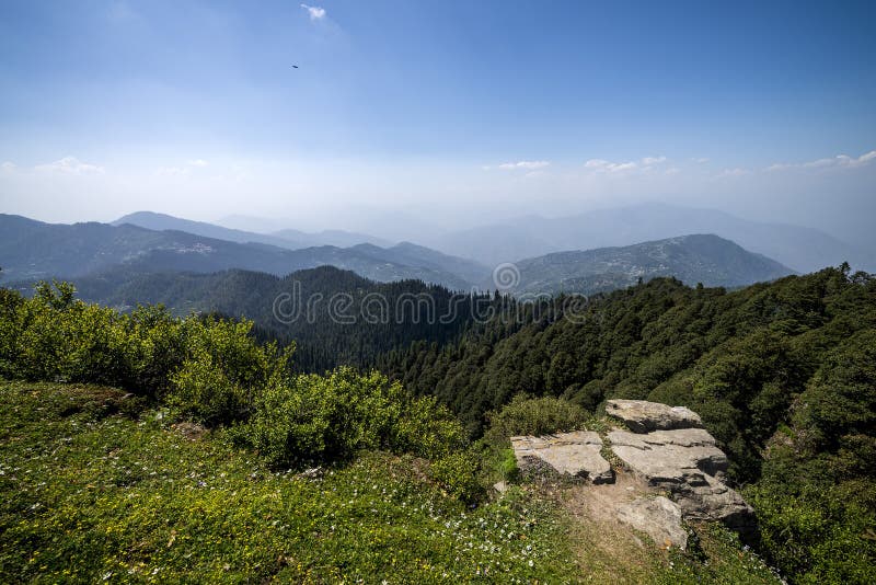 Vue de belles arêtes vertes de paysage et de montagne à la crête de Hatu de la ville de Narkanda, Himachal Pradesh photos stock Vue de belles arêtes vertes de paysage et de montagne à la crête de Hatu de la ville de Narkanda, Himachal Pradesh photos stock