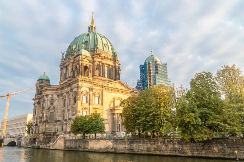 Berlin Cathedral Sur La Rivière Au Coucher Du Soleil Image