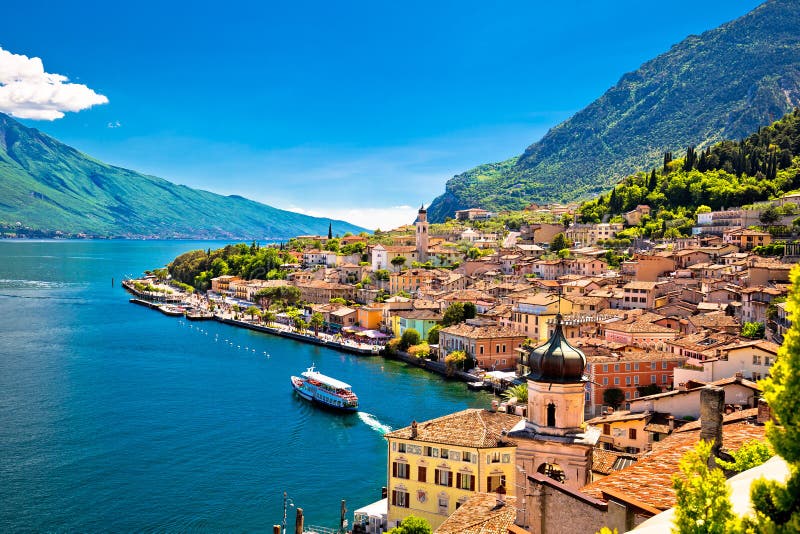 Vue sur le front de mer de Limone sul Garda photos stock