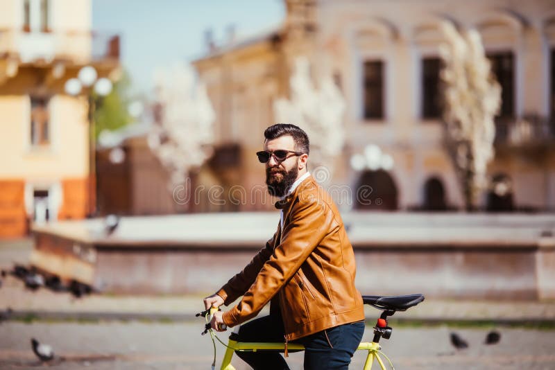 Jeune Homme Barbu Beau Dans Des Lunettes De Soleil Sur Le Vélo Dans La Ville  Concept De Bicyclette Image stock - Image du businessman, barbu: 93280909