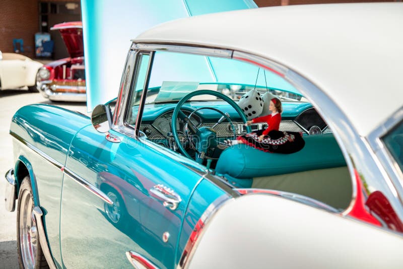Vue de côté de vieille voiture américaine de muscle avec le capot ouvert image stock Vue de côté de vieille voiture américaine de muscle avec le capot ouvert image stock
