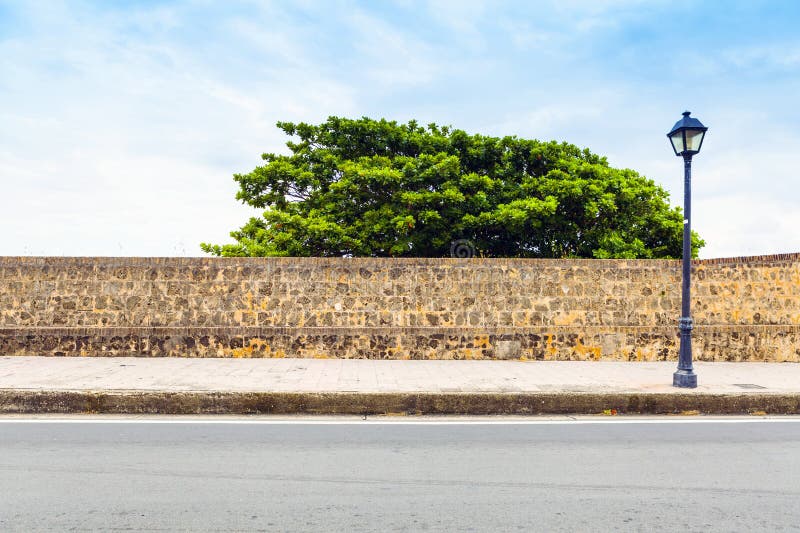 Vue de côté sur la rue avec le trottoir image stock
