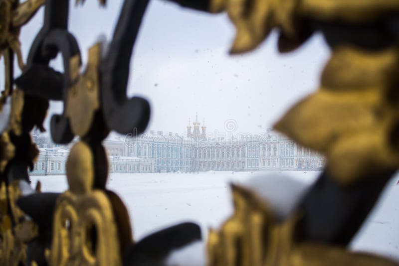 Vue de Catherine Palace par la porte d'or image libre de droits Vue de Catherine Palace par la porte d'or image libre de droits