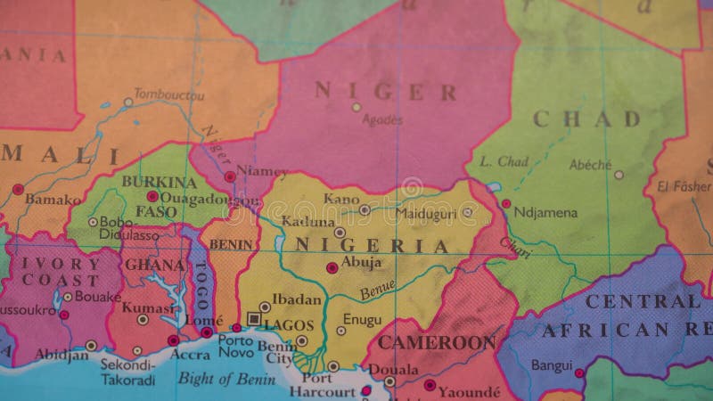 Vue de certains pays d'Afrique Centrale sur une carte du monde 4K banque de vidéos