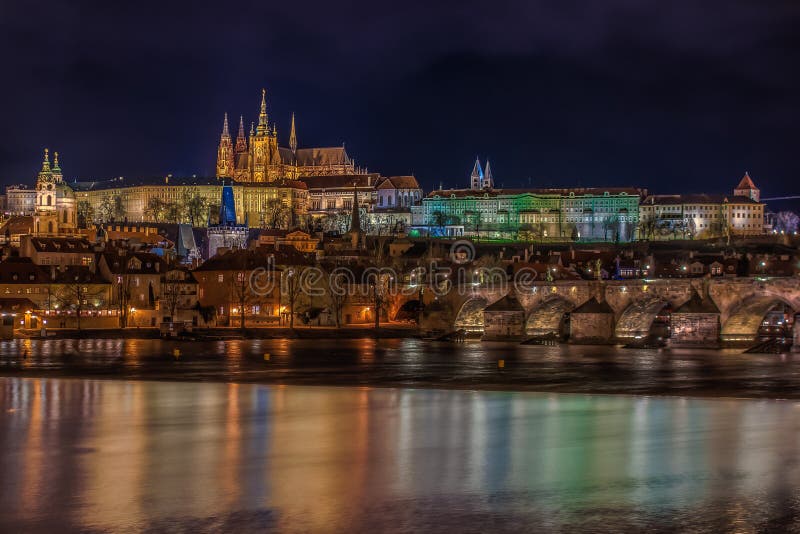 Vue de château de Prague la nuit photos stock Vue de château de Prague la nuit photos stock