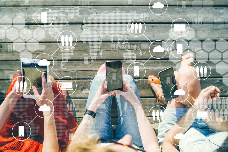 Vue de ci-avant Plan rapproché des smartphones dans des mains de trois femmes photographie stock libre de droits Vue de ci-avant Plan rapproché des smartphones dans des mains de trois femmes photographie stock libre de droits