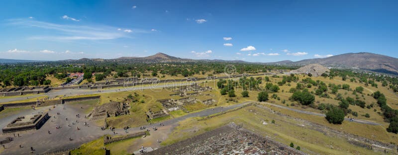 Vue de ci-dessus de la pyramide morte d'avenue et de lune aux ruines de Teotihuacan - Mexico, Mexique image stock Vue de ci-dessus de la pyramide morte d'avenue et de lune aux ruines de Teotihuacan - Mexico, Mexique image stock