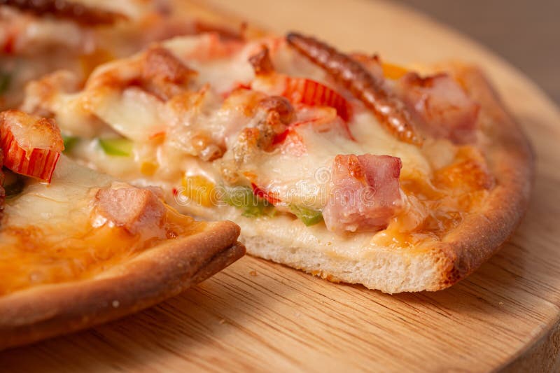 Vue de closeup des tranches de délicieuse pizza insecte sont visuellement attrayant avec les couleurs contrastées et le gooey fond photo libre de droits
