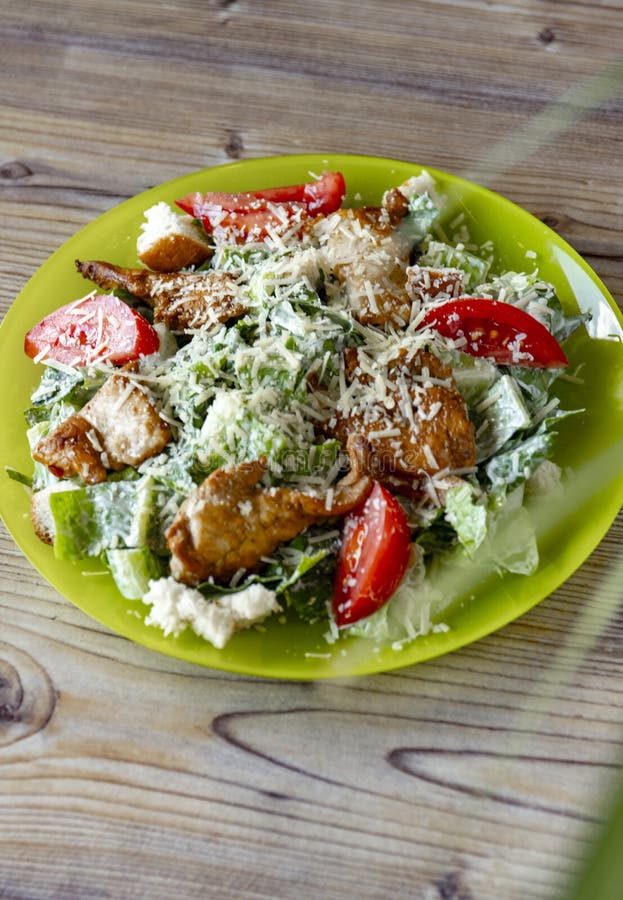 Vue de closeup de délicieuse salade de césar frais sur plaque en bois image stock