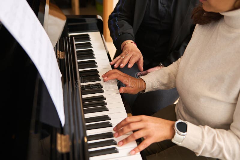 Vue de closeup femmes mains jouer du piano intérieur photographie stock libre de droits