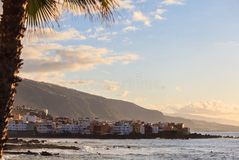 Vue De Coucher Du Soleil De Puerto De La Cruz Sur Ténérife