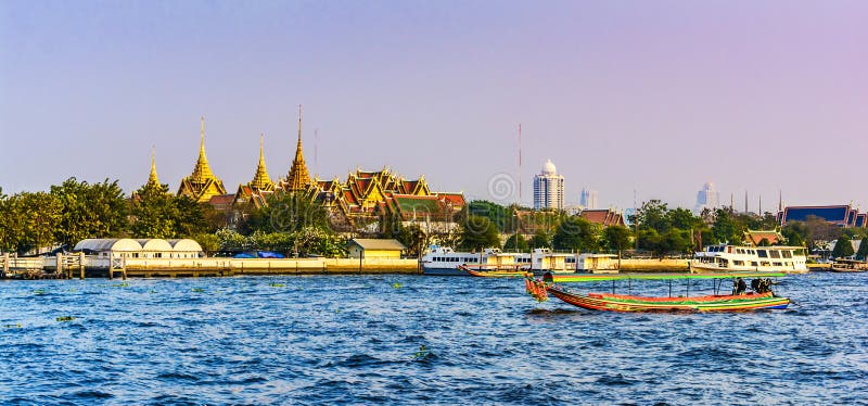 Vue de coucher du soleil à travers le palais grand, avec Chao Praya River i photographie stock Vue de coucher du soleil à travers le palais grand, avec Chao Praya River i photographie stock