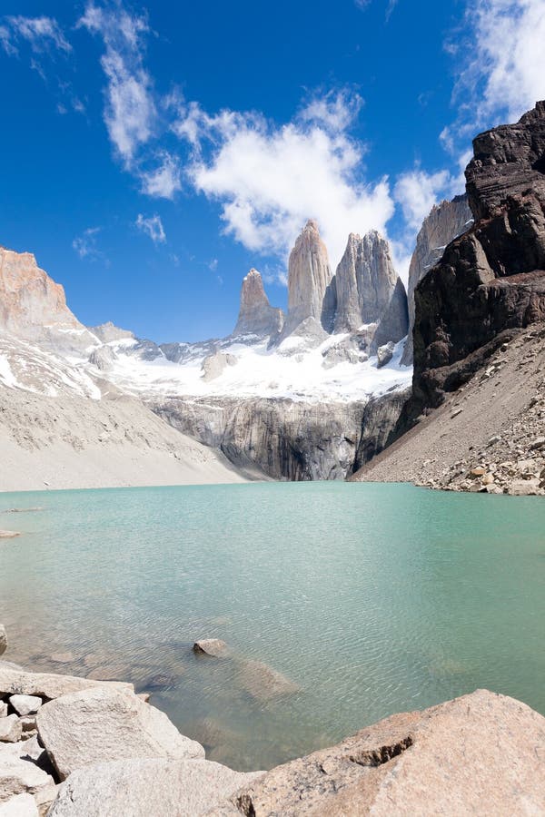Vue de cr?tes de Torres del Paine, point de rep?re du Chili image stock Vue de cr?tes de Torres del Paine, point de rep?re du Chili image stock
