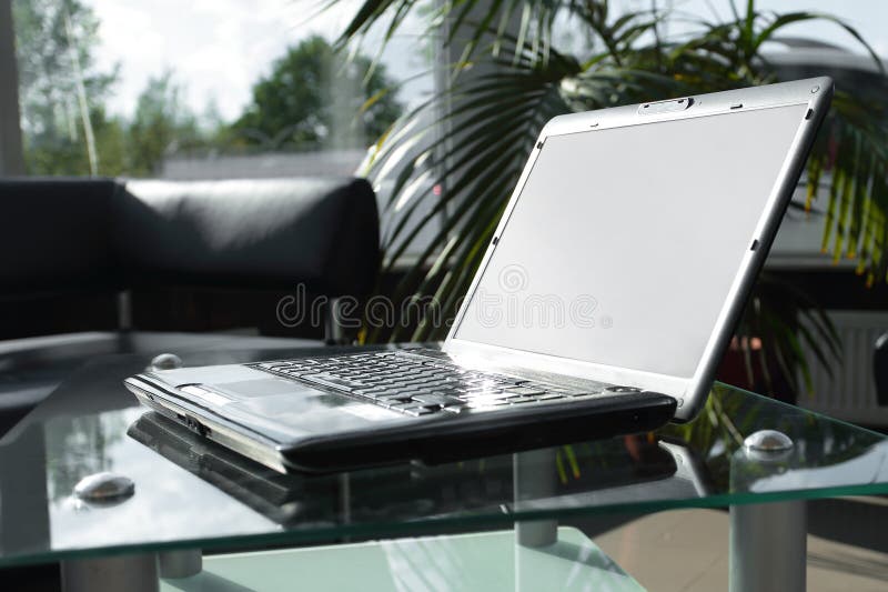 Vue de côté Bureau de travail dans un bureau moderne Concept d'affaires images stock Vue de côté Bureau de travail dans un bureau moderne Concept d'affaires images stock
