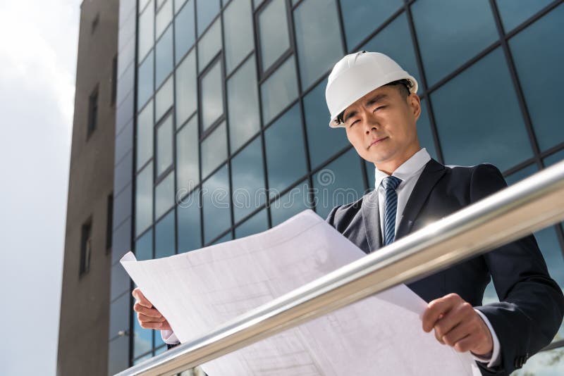 Vue de côté d'architecte professionnel dans le modèle de participation de casque antichoc images libres de droits