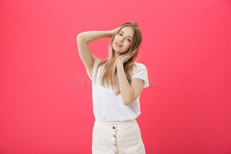 Vue de côté d'une jeune femme occasionnelle regardant à partir de la caméra images stock Vue de côté d'une jeune femme occasionnelle regardant à partir de la caméra images stock