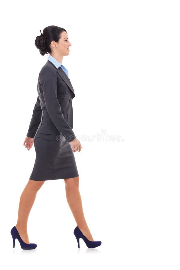 Vue de côté d'une marche de femme d'affaires photo libre de droits