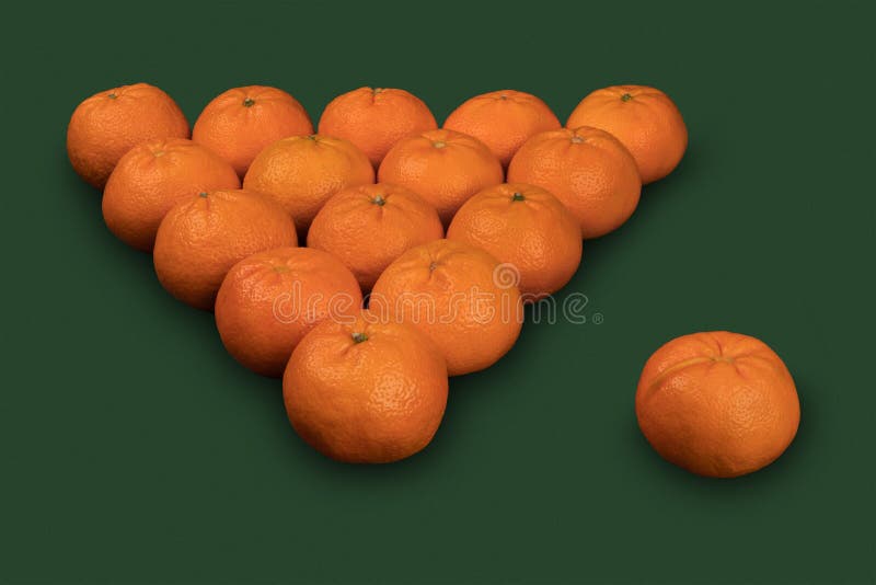 Vue de côté d'une pyramide de billard de quinze mandarines sur un fond vert