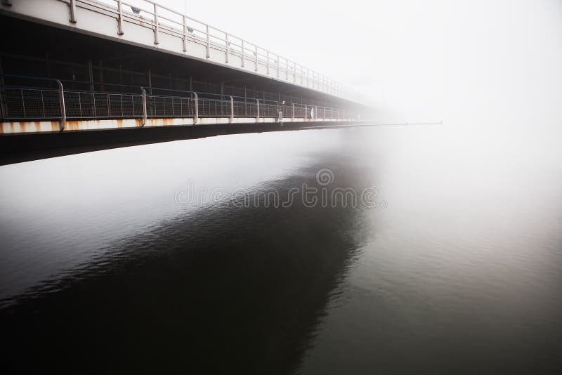 Vue de côté du pont avec la réflexion dans l'eau photo libre de droits