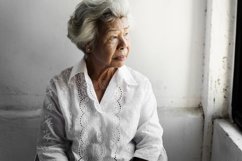 Vue de côté de femme asiatique pluse âgé avec l'expression réfléchie de visage photographie stock