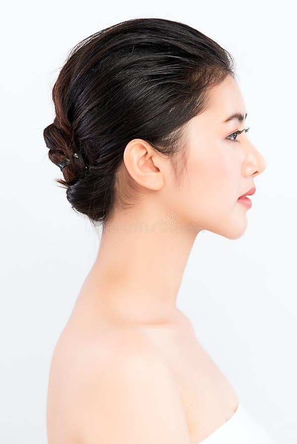 Vue de côté femme asiatique de portrait de visage de femme de beauté de belle jeune avec le traitement du visage de peau saine fra photographie stock