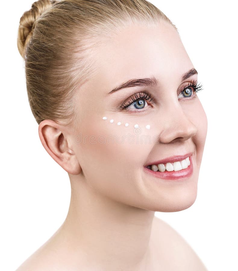Vue de côté sur la femme sensuelle avec les points crèmes sur le visage photos libres de droits Vue de côté sur la femme sensuelle avec les points crèmes sur le visage photos libres de droits