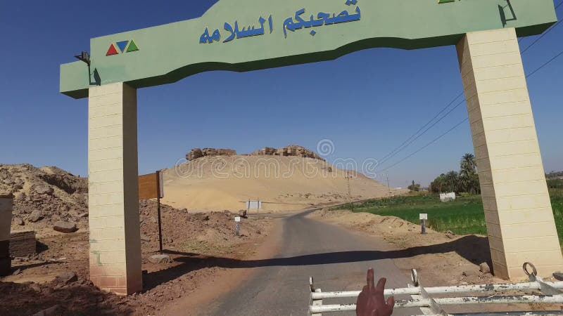 Vue de derrière de collecte sur une route de désert à Assouan, Egypte banque de vidéos