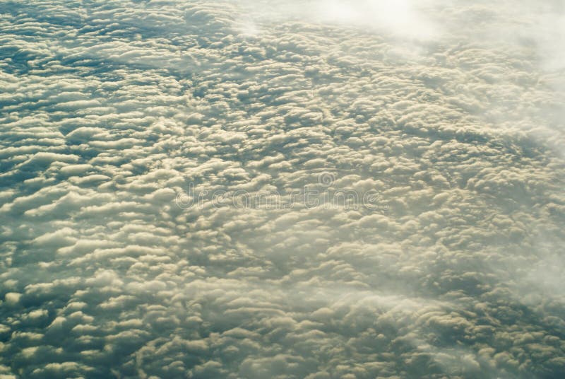 Vue de dessus d'un ciel en masse emballé avec des nuages photo stock