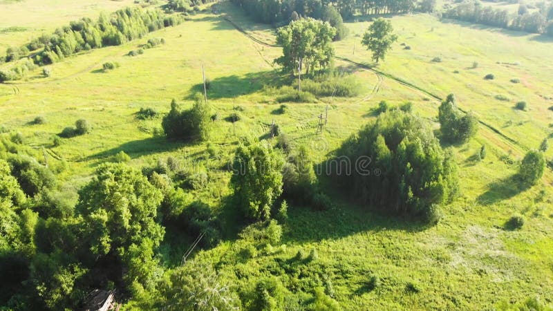Vue de dessus des ruines de maisons en bois abandonnées et petite rivière letyagi dans le village fantôme dans l'Européen au nord banque de vidéos