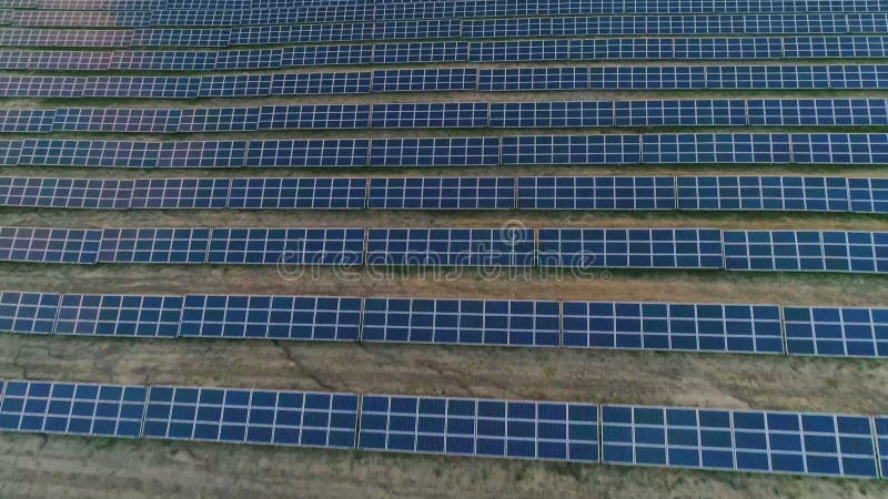 Vue de dessus de drone aérien des panneaux solaires sur la ferme d'énergie avec la lumière du soleil. Concept central renouvelable