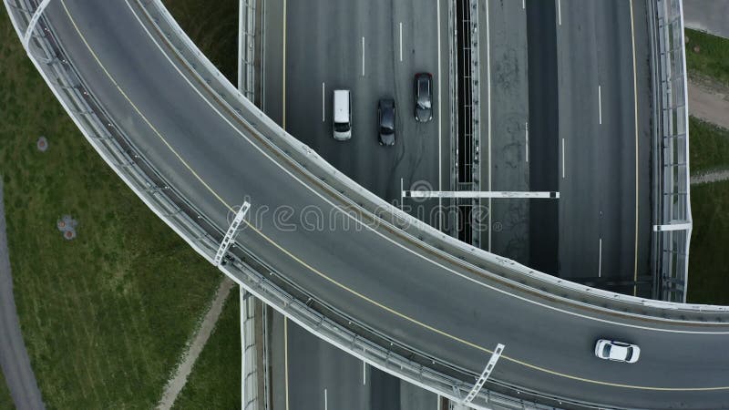 Vue de dessus ultérieure de longueur aérienne des jonctions routier routier et du spbd d'intersection. Passage supérieur d'autorou clips vidéos