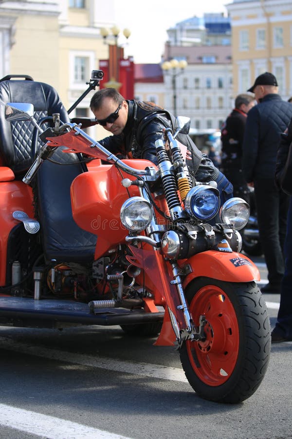 Aile 1800 Bleue D'or De Honda De Tricycle Vue Arrière De Panneau De  Commande Et De Pare-brise Fin Vers Le Haut Photo éditorial - Image du près,  zone: 116116436