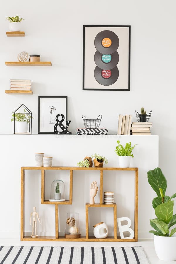 Vue de face d'une étagère créative avec des décorations, étagères dessus photos libres de droits Vue de face d'une étagère créative avec des décorations, étagères dessus photos libres de droits