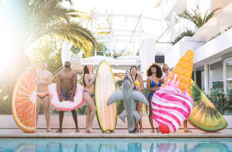 Vue de face des amis à la réception au bord de la piscine de natation avec le matelas pneumatique de lilo et à l'usage de bain - photo stock Vue de face des amis à la réception au bord de la piscine de natation avec le matelas pneumatique de lilo et à l'usage de bain - photo stock