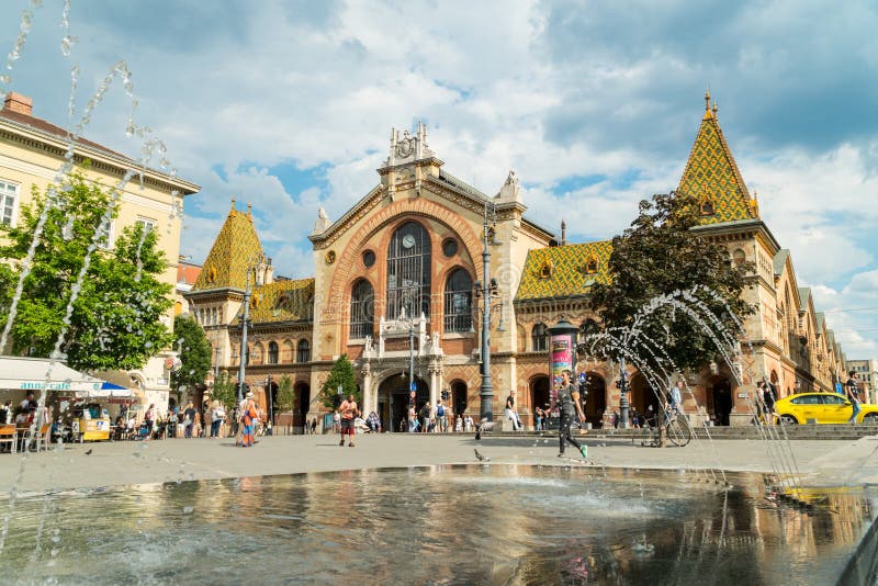Vue de face de marché central Hall de Budapest photographie stock libre de droits Vue de face de marché central Hall de Budapest photographie stock libre de droits