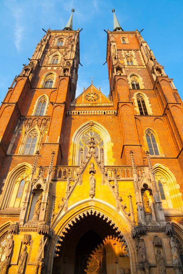 Vue de face verticale de St John la cathédrale baptiste au coucher du soleil photographie stock libre de droits Vue de face verticale de St John la cathédrale baptiste au coucher du soleil photographie stock libre de droits