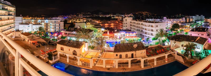 Vue de fenêtre de station de vacances de Santa Ponsa la nuit image libre de droits Vue de fenêtre de station de vacances de Santa Ponsa la nuit image libre de droits