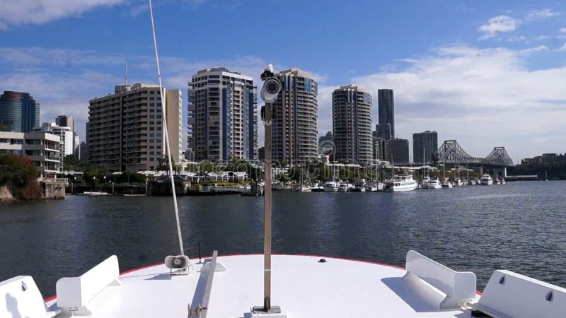 Vue de ferry sur la rivière et les gratte-ciel de Brisbane banque de vidéos