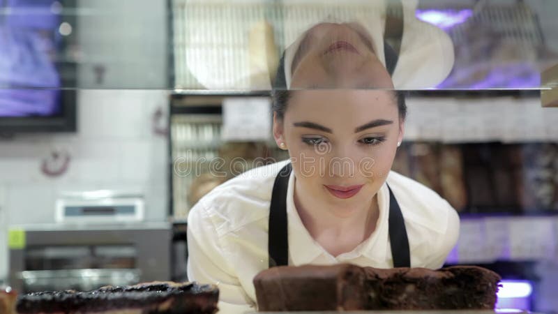 Vue de fille à travers la vitre clips vidéos