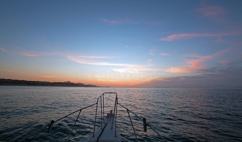 Vue de Fishermans de lever de soleil jaune-orange rose au-dessus de la mer de Cortes/de golfe de Californie tout en pêchant penda photographie stock libre de droits Vue de Fishermans de lever de soleil jaune-orange rose au-dessus de la mer de Cortes/de golfe de Californie tout en pêchant penda photographie stock libre de droits