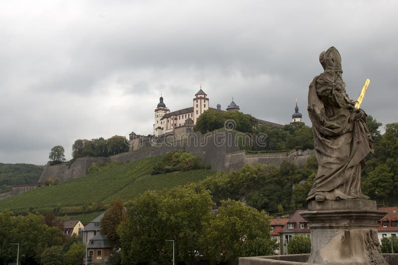 Vue de forteresse Marienberg avec le statiew du 18ème siècle de la forteresse Marienberg avec la statue du 18ème siècle de St image libre de droits Vue de forteresse Marienberg avec le statiew du 18ème siècle de la forteresse Marienberg avec la statue du 18ème siècle de St image libre de droits