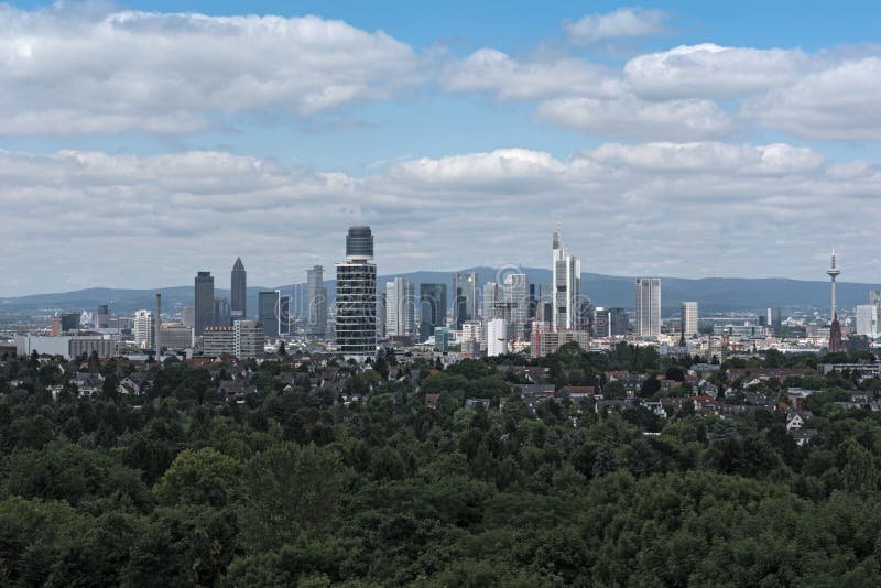 Vue de Francfort du centre de la tour de Goethe photo libre de droits Vue de Francfort du centre de la tour de Goethe photo libre de droits