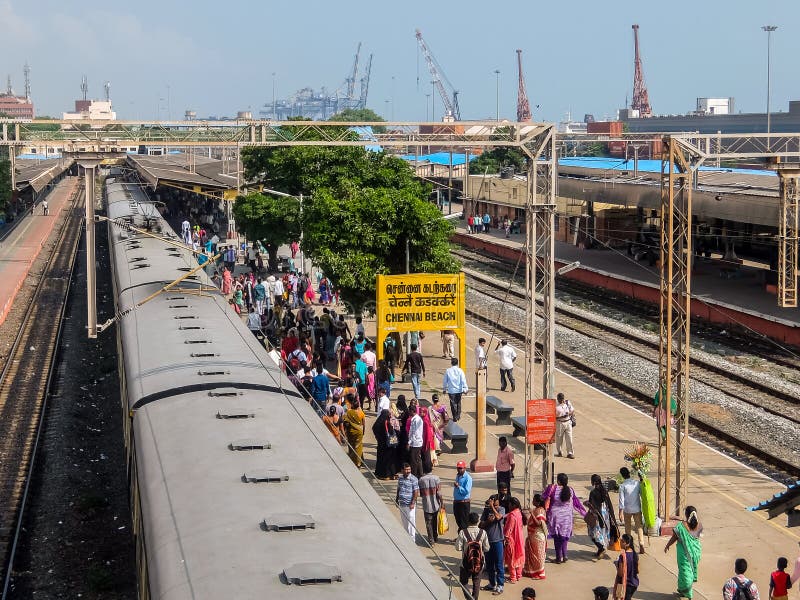 Vue de gare ferroviaire de plage de Chennai Port de Chennai à l'arrière-plan