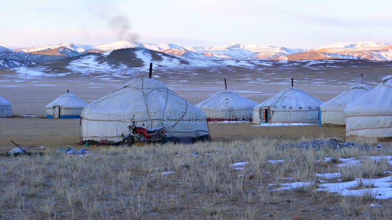 Vue de Ger mongol dans la grande steppe banque de vidéos