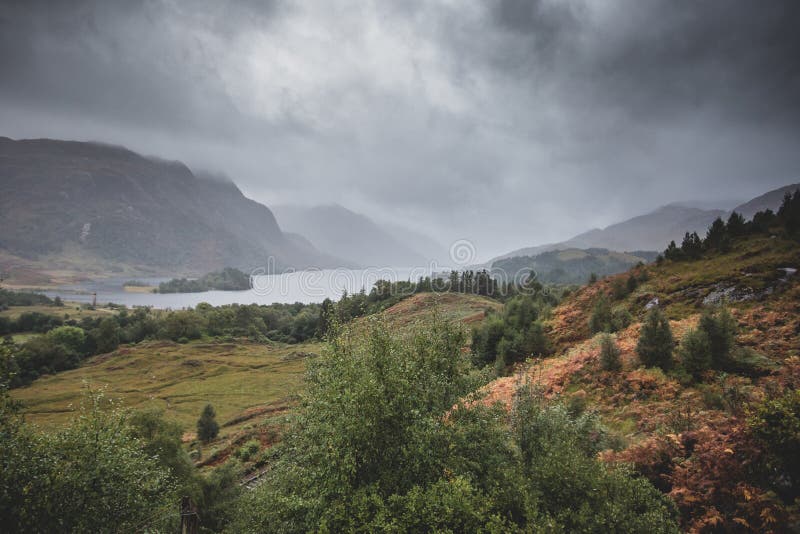 Vue de Glenfinnan en montagnes de montagnes en Ecosse images stock
