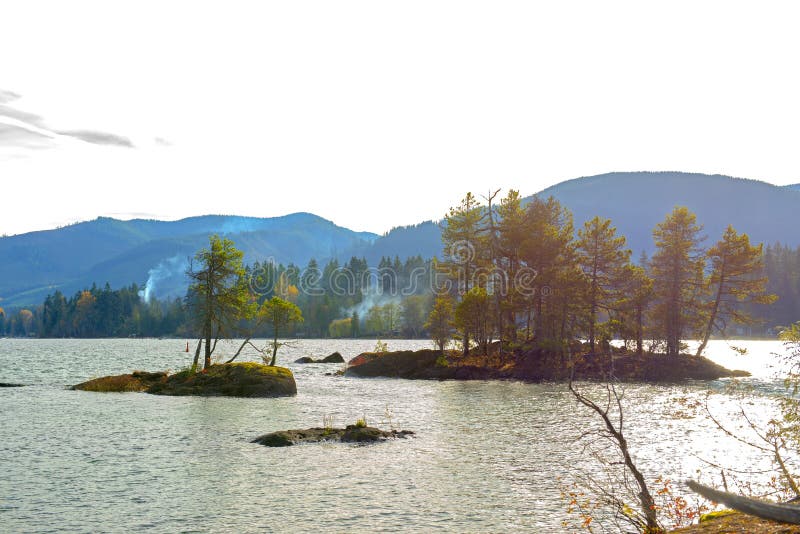 Vue de Gordon Bay Park dans le lac Cowichan, île de Vancouver. Position de Gordon Bay Park dans le lac Cowichan pendant la chute, adoptée sur l'île de Vancouver, le Canada