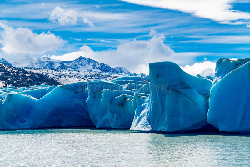 Vue de gris de glacier et de gris de lac avec la montagne neigeuse au parc national de Torres del Paine dans le Patagonia chilien photos stock Vue de gris de glacier et de gris de lac avec la montagne neigeuse au parc national de Torres del Paine dans le Patagonia chilien photos stock