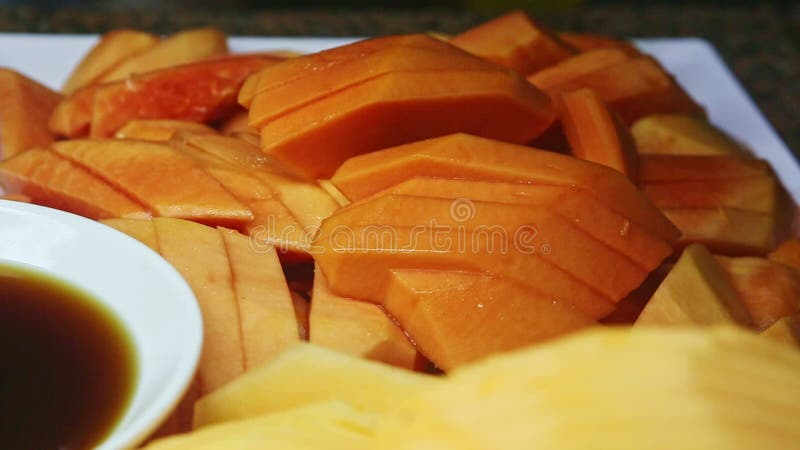 Vue de gros plan sur l'assortiment de fruits tropicaux coupés en tranches de papaye à l'aire de restauration banque de vidéos