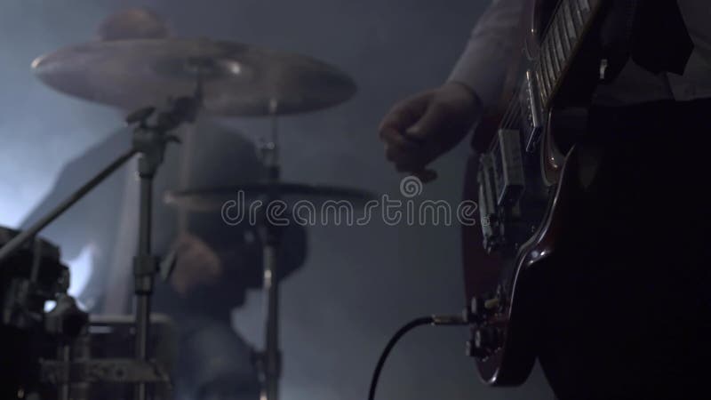 Vue de groupe de rock musical exécutant dans le studio banque de vidéos