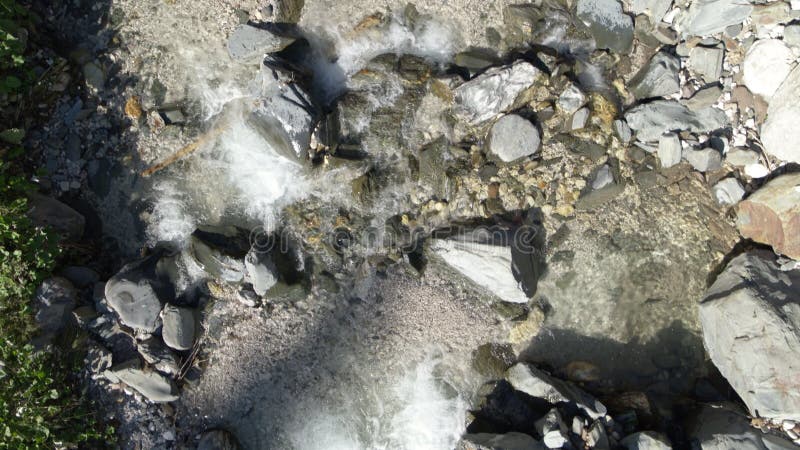 Vue de haut en bas de la rivière aérienne de l'eau alpine cours d'eau propre et claire banque de vidéos
